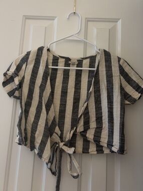 Ecoté Grey and White Tie Top